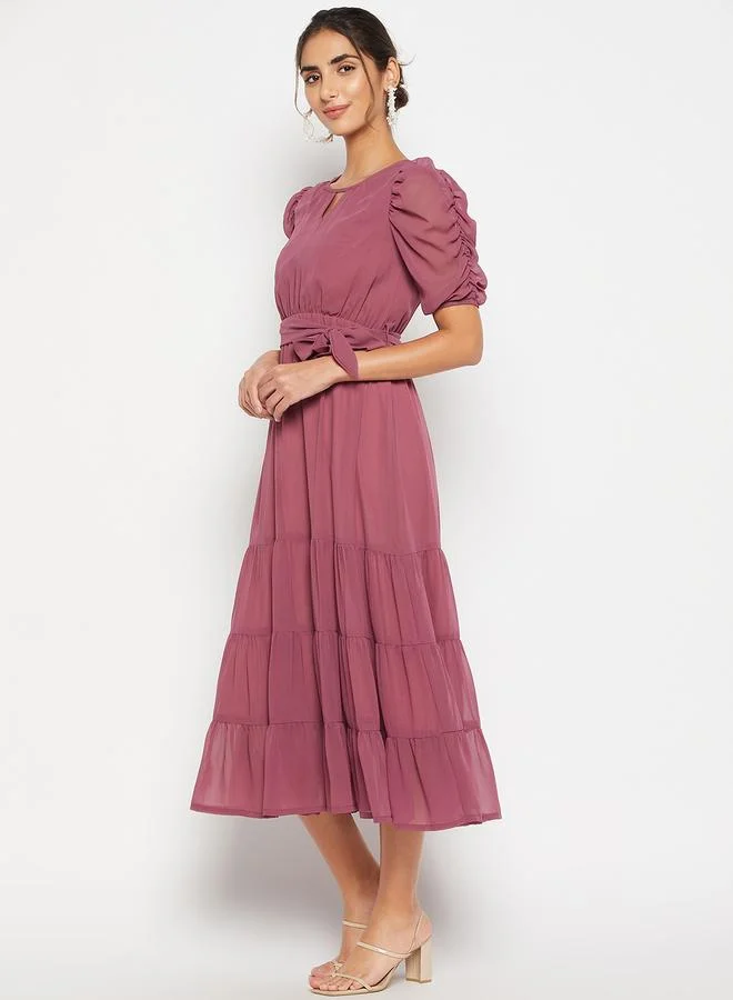 WineRed فستان ميدي بطبقات مزمومة